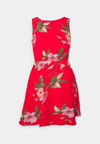 Robe rouge sans manches avec des motifs floraux en rose et vert. Tissu doux, taille cintrée, forme trapèze, longueur au genou, et encolure ronde.