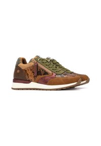 Zapatillas marrones y verde oliva con un estampado de serpiente texturizado, acentos metálicos y un zipper lateral. Suela de goma y detalles en color contrastante.