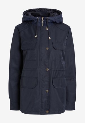 Marineblå jakke med hætte, der har lynlås foran, fire klaplommer og en cinchet talje. Fremstillet af et glat, let stof.