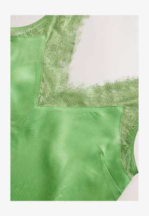 Vihreä satiininen vaate, jossa on pitsireunus pääntiellä ja hihojen aukossa. Sileä pinta ja hennot kukkaiset pitsikuviot.