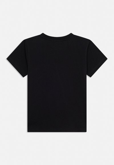 Tricou negru simplu cu mânecă scurtă așezat pe o suprafață plană, prezentând partea din spate cu guler rotund, pe un fundal alb.