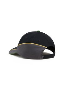 Schwarze Kappe mit grauem Frontpanel und gelben Akzenten. Verfügt über eine grüne Unterseite des Schirms und einen verstellbaren Riemen auf der Rückseite.