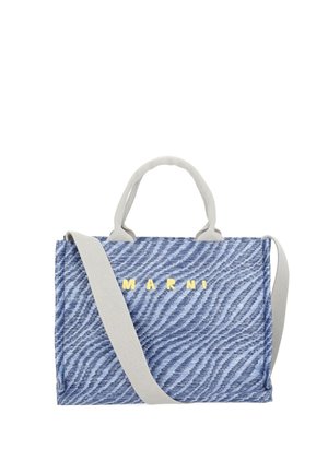 Borsa tote Marni con motivo blu, manici beige e tracolla regolabile su sfondo bianco.