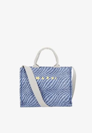 Borsa tote Marni con motivo blu, manici beige e tracolla regolabile su sfondo bianco.