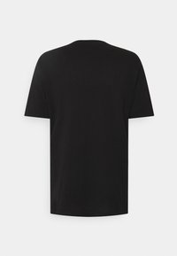 Camiseta negra de manga corta con cuello redondo, hecha de una tela suave. La parte trasera es lisa, sin gráficos ni patrones.