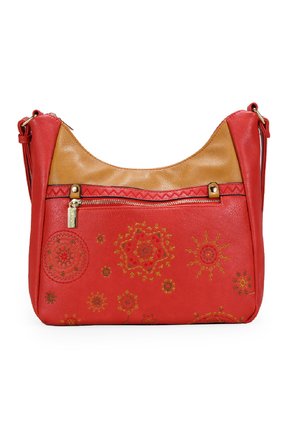 Bolso de mano de cuero rojo con una sección superior color beige, patrones dorados en relieve, un bolsillo frontal con cremallera y una correa larga ajustable.