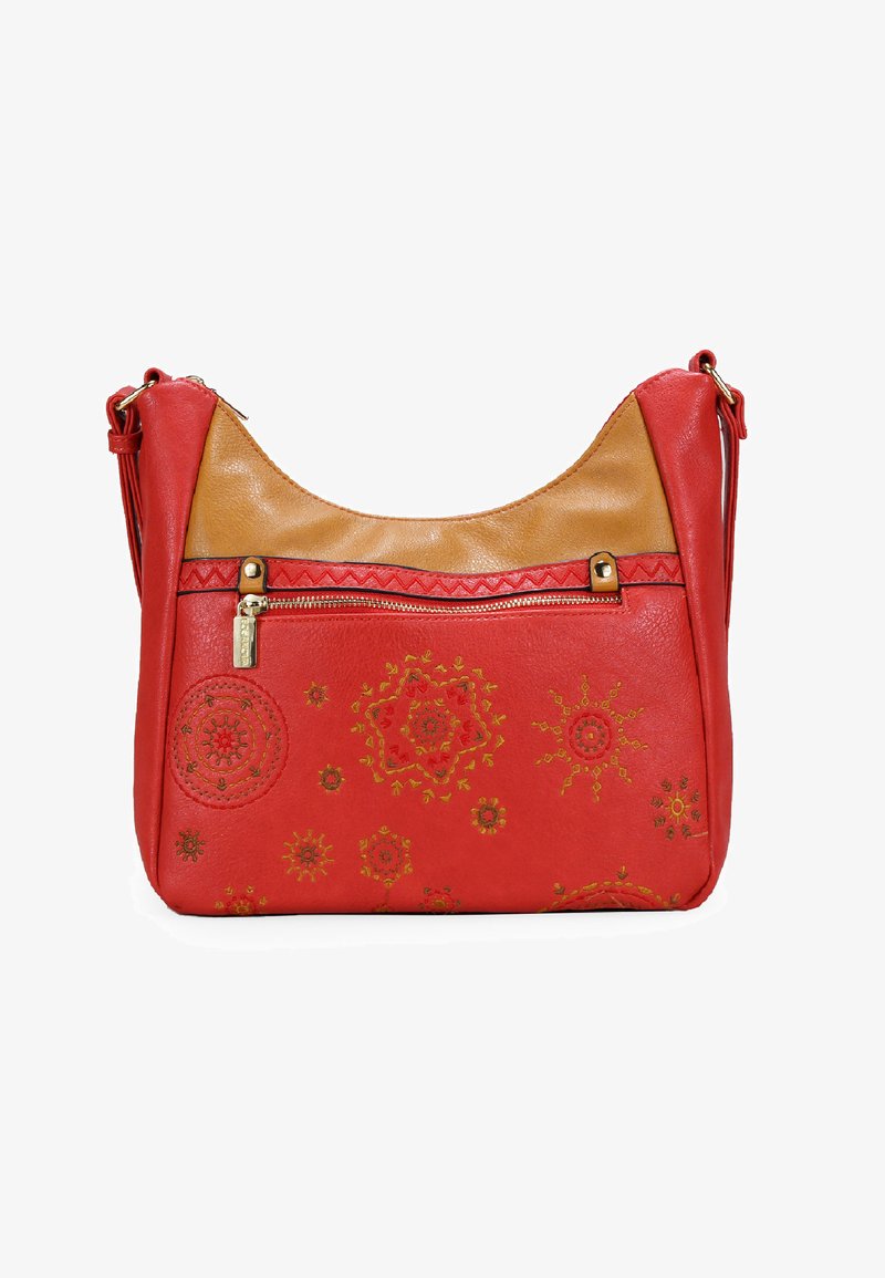 Bolso de mano de cuero rojo con una sección superior color beige, patrones dorados en relieve, un bolsillo frontal con cremallera y una correa larga ajustable.