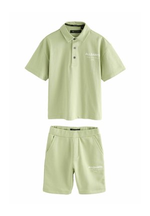 Ljusgrön pikétröja och shortsset i mjuk bomull. Har krage, tre knappar och framfickor på shortsen.