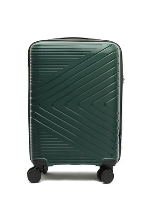 Valigia rigida di colore verde scuro con un design a zigzag testurizzato, dotata di quattro ruote nere e una chiusura a zip robusta.