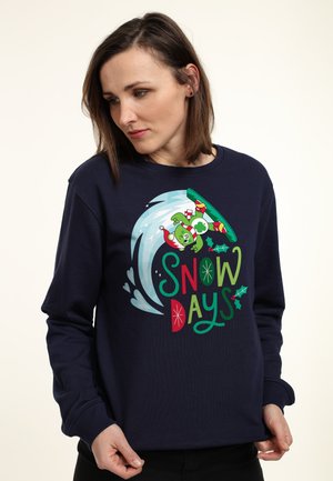 Mørkeblå sweatshirt med et grafisk print af en grøn karakter på snowboard, med teksten "SNOW DAYS" i farverige bogstaver.