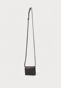 Bolsa de ombro cruzada em couro preto com uma alça longa, forma retangular, superfície texturizada e design minimalista.