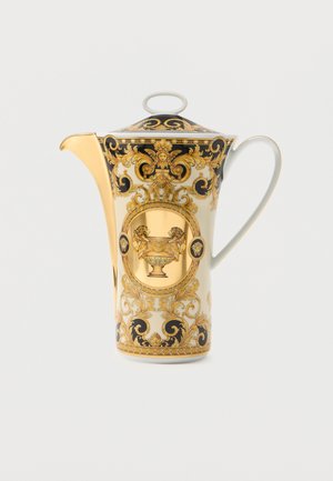 Alto caffettiera di porcellana con motivi barocchi ornamentali in oro e nero, caratterizzata da due teste di leone che sorreggono una ciotola al centro.