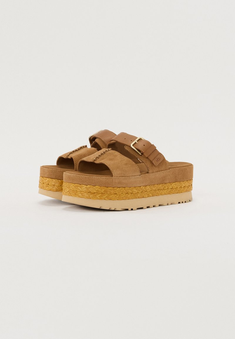 Bruine suède plateau-sandalen met twee brede banden, voorzien van een gouden gesp, een geweven jute middenzool en een gestructureerde rubberen buitenzool.