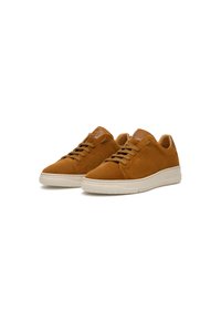 Sneaker in suede marrone con finitura texturizzata, dotate di suola in gomma crema e lacci a contrasto. Logo impresso sulla linguetta.