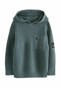Sweat à capuche en tricot de couleur bleu canard, mettant en avant un motif texturé en côtes, une poche kangourou avec zip, et un patch d'accent sur la manche.