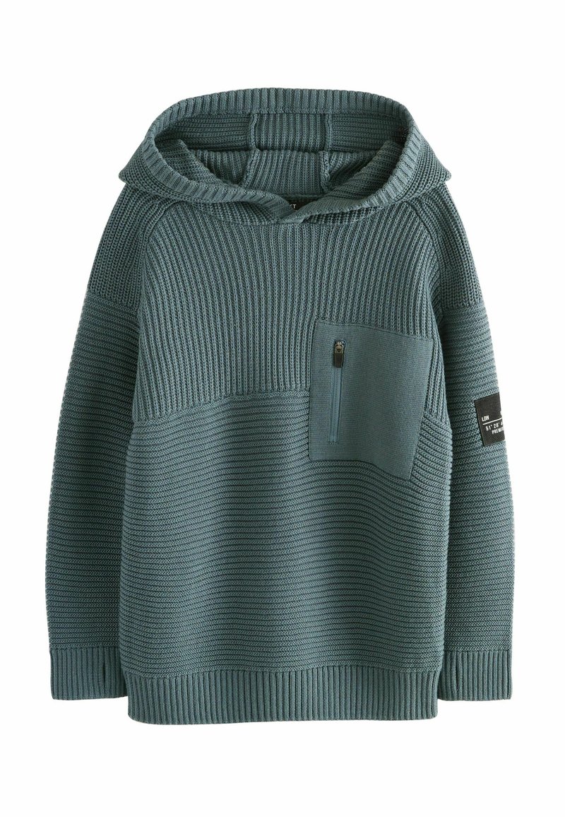 Sweat à capuche en tricot de couleur bleu canard, mettant en avant un motif texturé en côtes, une poche kangourou avec zip, et un patch d'accent sur la manche.
