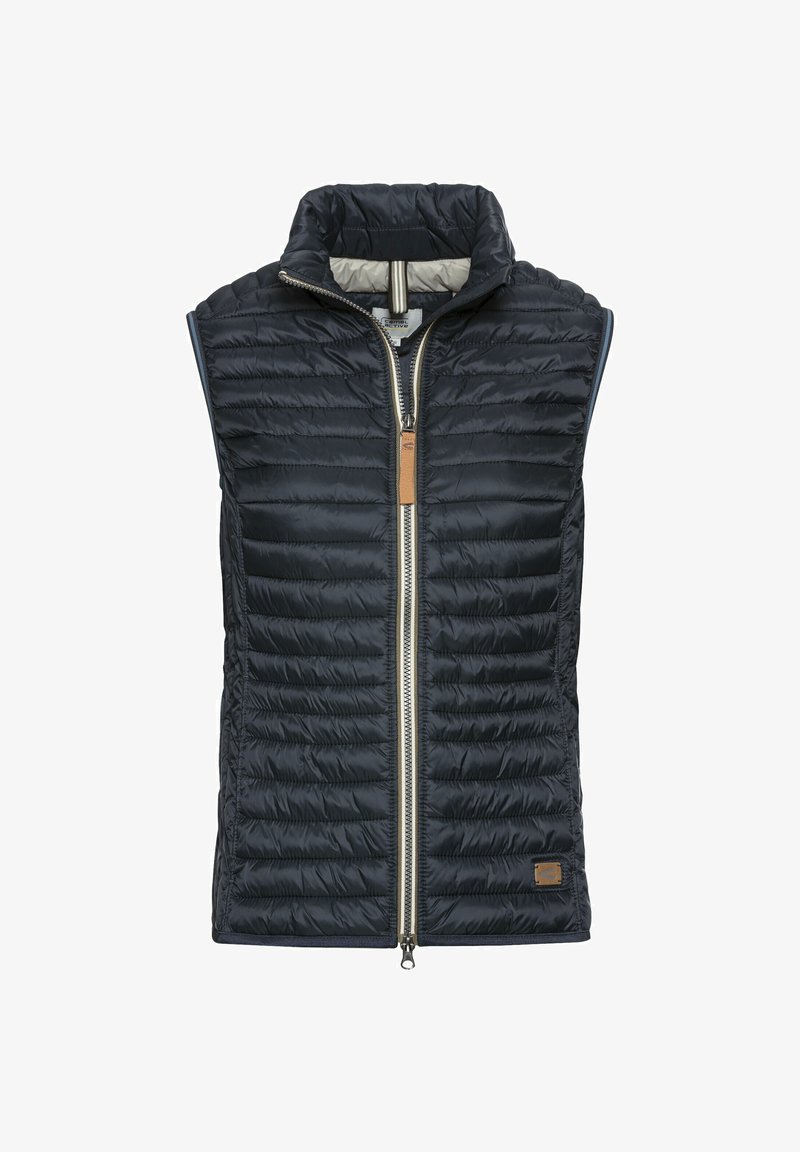 Navyblauw, gewatteerd, mouwloos vest met een ritssluiting aan de voorkant, hoge kraag en een bruine leren ritstrekkers. Plat gelegd op een witte achtergrond.