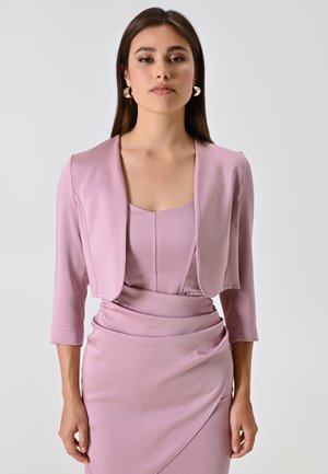 Abito rosa chiaro con busto aderente e gonna drappeggiata. La giacca ha un design corto con maniche a tre quarti. Tessuto dalla texture liscia.