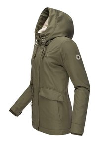 Giacca con cappuccio verde oliva con chiusura a zip, tasche frontali e cordini regolabili. Superficie liscia e fodera interna morbida.