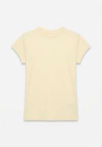 Απλό κοντομάνικο βαμβακερό μπλουζάκι σε απαλό κίτρινο χρώμα με λαιμόκοψη ράντα, τοποθετημένο επίπεδα σε λευκό φόντο.