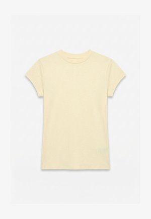 Jednoduché svetložlté bavlnené tričko s krátkym rukávom a okrúhlym výstrihom, položené na bielom pozadí.