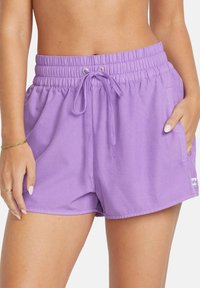 Hellblaue Sportshorts aus weichem Material, ausgestattet mit einem elastischen Bund und Kordelzug, seitlichen Taschen und einem Logo-Akzent.