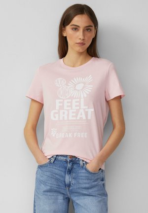 Lichtroze katoenen t-shirt met witte grafische tekst en bloemdessins. Korte mouwen, ronde halslijn en een ontspannen fit.