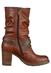 Brązowy skórzany botek do połowy łydki z tłoczoną podeszwą, bocznym zamkiem błyskawicznym, teksturowanymi panelami i dekoracyjnymi paskami z metalowymi ćwiekami.