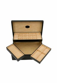 Boîte à bijoux noire avec un extérieur lisse. L'intérieur possède des compartiments beiges, y compris deux plateaux amovibles avec différentes tailles de séparations.