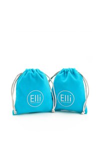 Borse in tessuto turchese con coulisse, dalla texture liscia. Ognuna presenta un logo bianco circolare: "Elli by Julie & Grace." Sono mostrate due borse.