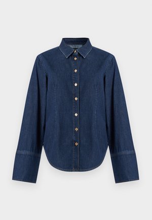 Cămașă din denim cu mâneci lungi, guler și nasturi aurii, tiv curbat. Prezintă cusături contrastante și o culoare albastru clasic.