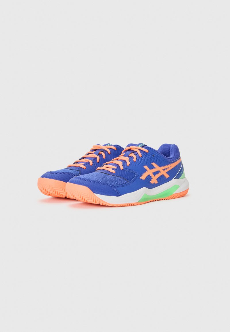 Scarpe da sport con una tomaia in tessuto blu, lacci arancioni e dettagli, dotate di una suola testurizzata e un particolare verde sulla intersuola bianca.