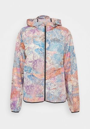 Veste légère multicolore avec capuche. Elle présente un mélange de teintes pastel et de motifs abstraits, avec une fermeture éclair à l'avant et des poignets élastiques.