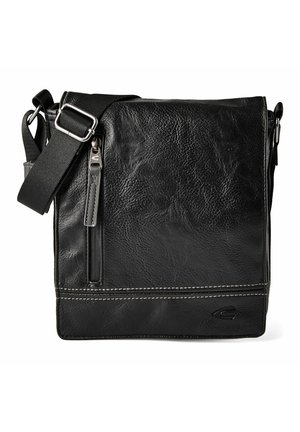 Borsa a tracolla in pelle nera con tracolla regolabile in tessuto, tasca anteriore verticale con cerniera e dettagli di cuciture visibili.