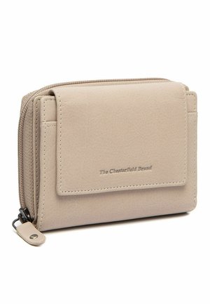 Beige leren portemonnee met ritssluiting en voorvak met klep, bedrukt met het logo "The Chesterfield Brand", schuine aanzicht op witte achtergrond.