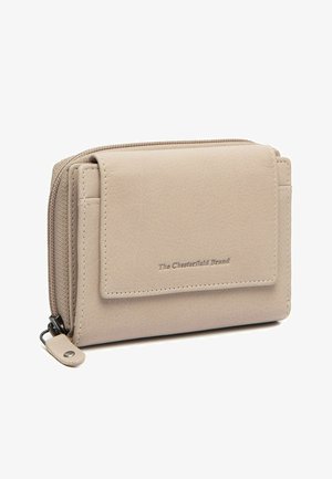 Portefeuille en cuir beige avec fermeture éclair et poche avant à rabat embossée du logo "The Chesterfield Brand", vue en angle sur fond blanc.