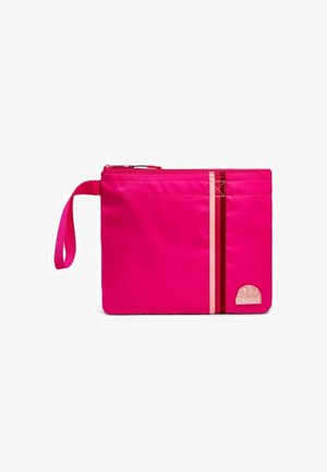 Tasca con zip di un brillante colore rosa, realizzata in tessuto resistente, dotata di una cinghia laterale e tre strisce decorative orizzontali in rosso e rosa chiaro.