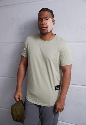 BADGE TURN UP SLEEVE - Basic T-shirt - wheat fields