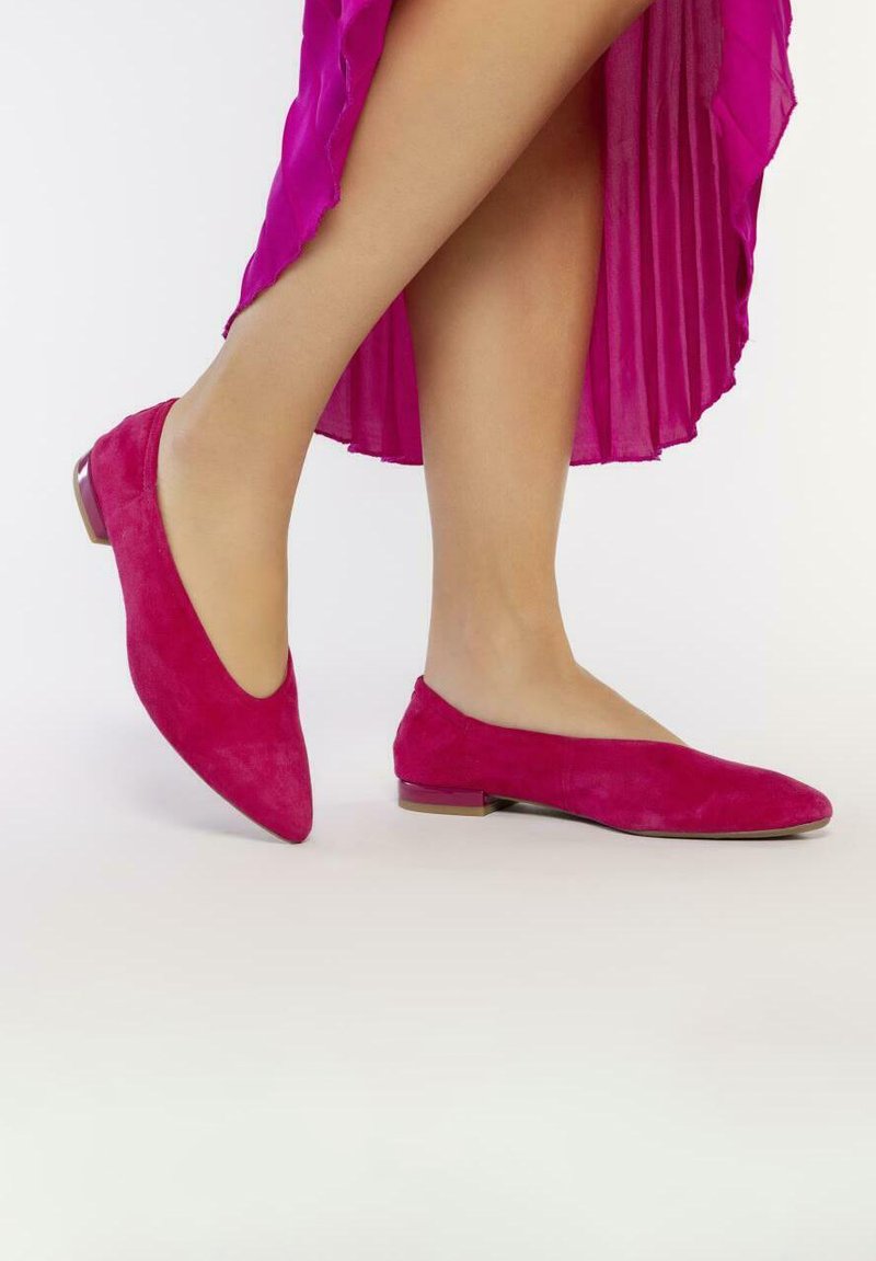 Bailarinas de ante rosa brillante con diseño de punta, tacón bajo y textura suave. Sin marcas visibles ni detalles de hardware adicionales.