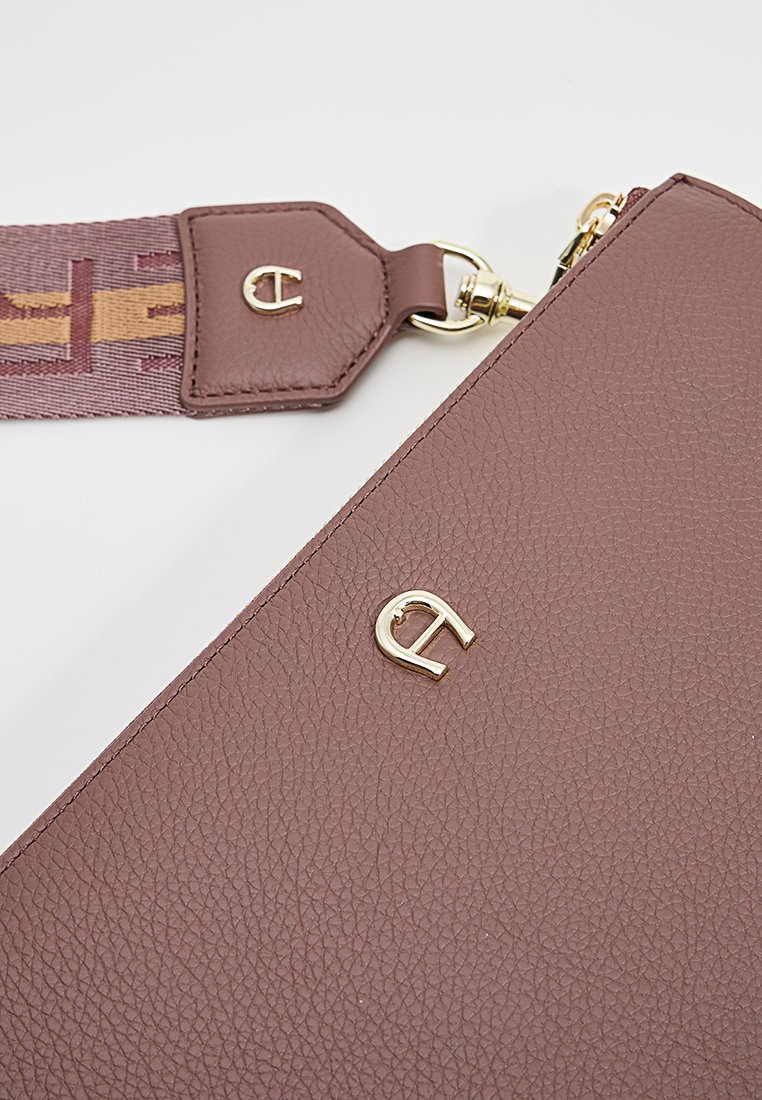 Braune, strukturierte Lederhandtasche mit goldenen Beschlägen und einem gemusterten Stoffriemen. Verfügt über ein Logodetail auf der Vorderseite und einen Reißverschluss.