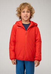 Giacca isolante rossa con zip frontale e cappuccio. Presenta il logo "Mammut" sul petto sinistro. Maniche lunghe e texture del tessuto liscia.