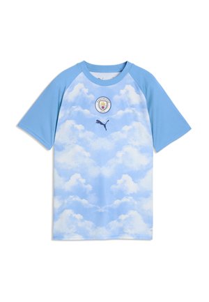 Jasnoniebieska sportowa koszulka z krótkim rękawem z wzorem chmur, logo Manchester City na piersi oraz logo Puma poniżej.