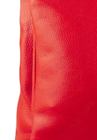 Sac en cuir rouge avec une texture lisse et un détail de couture sur le côté. La couleur est vive, mettant en avant sa finition brillante.