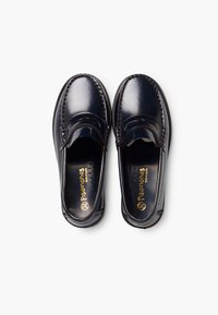 Granatowe skórzane mokasyny o gładkim wykończeniu, z haftowanymi detalami i perforowanymi wkładkami. Posiadają dekoracyjną taśmę na wierzchu stopy.