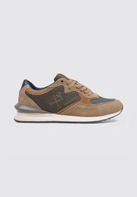 Deportiva en ante beige y material verde oscuro, con detalles en cuero y una mediasuela blanca, que presenta detalles del logo en el costado.
