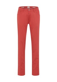 Pantaloni in cotone rosso con vestibilità slim, dotati di tasche anteriori, chiusura con bottone e passanti per la cintura. Texture liscia senza motivi visibili.