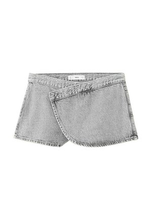Mini gonna di denim grigio chiaro con pannello frontale sovrapposto e dettaglio della cintura con borchie, distesa su uno sfondo bianco.