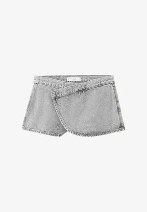 Svetlosivá mini džínsová sukňa s prekrytím vpredu a detailom opasku ozdobeného cvočkami, zobrazená zhora na bielom pozadí.