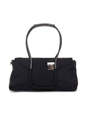 Bolso rectangular negro con textura acolchada, dos asas negras brillantes y una pequeña placa de logotipo plateada en el centro delantero.