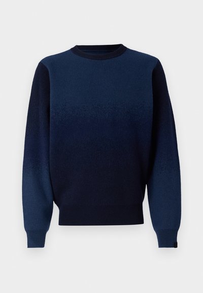 Tume sinine gradient-kampsun pehmest kudumisest, millel on ümar kaelus, soonikud varrastes ja allääres. Värv üleminek tumedast heledamale sinisele.